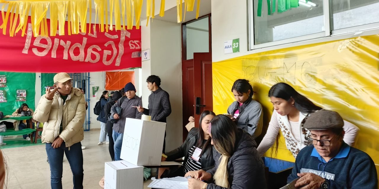 ESTUDIANTES ACUDEN A LAS URNAS EN LA RENE MORENO
