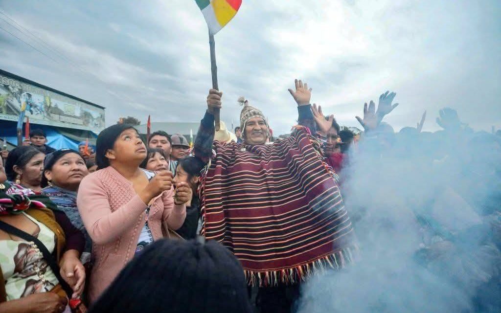 DESDE SU REFUGIO EVO MORALES SALE A RECIBIR EL AÑO NUEVO AYMARA ESCOLTADO