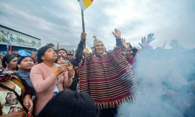 DESDE SU REFUGIO EVO MORALES SALE A RECIBIR EL AÑO NUEVO AYMARA ESCOLTADO