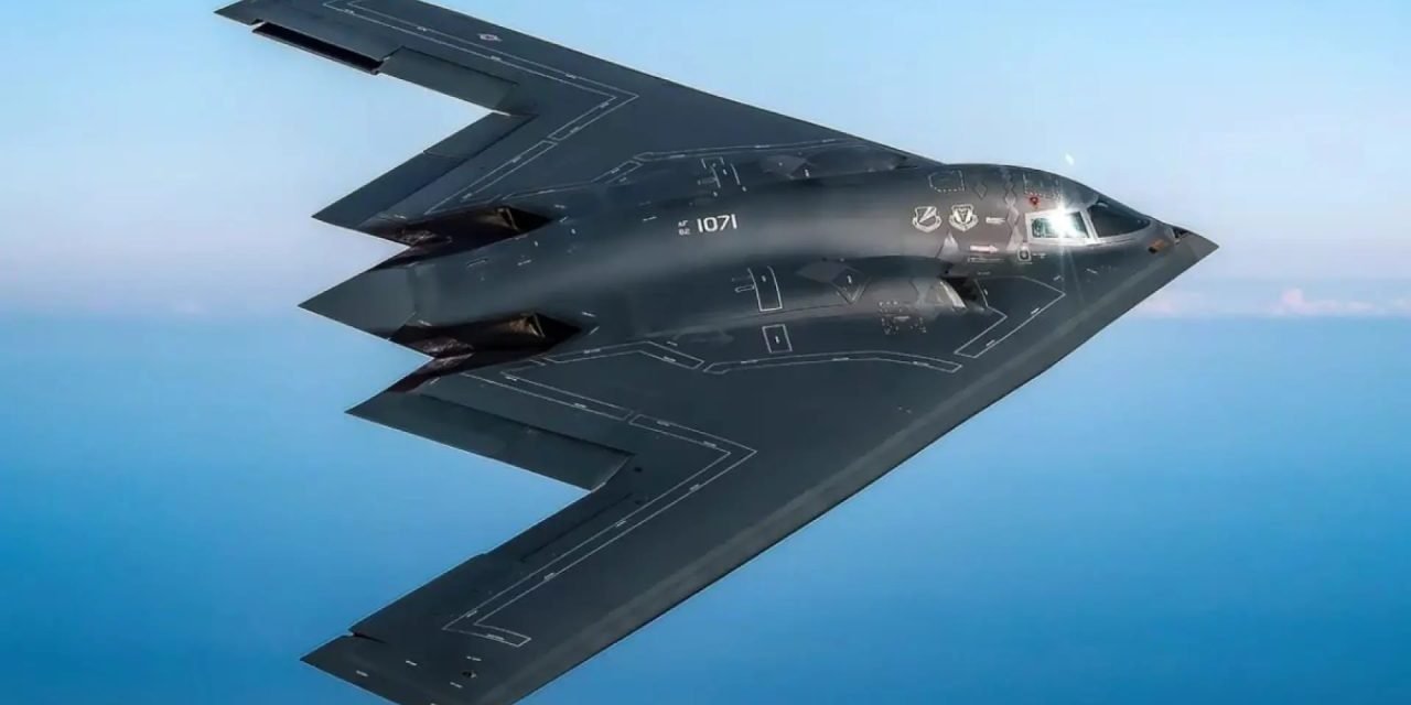 CÓMO ES EL FURTIVO B-2, EL AVIÓN DE EEUU CAPAZ DE LLEVAR LA BOMBA ROMPEBÚNKERS