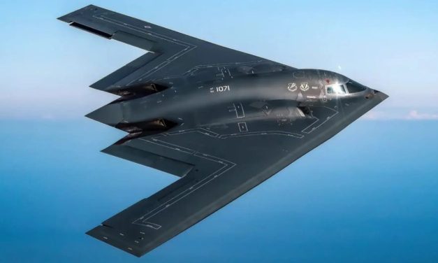 CÓMO ES EL FURTIVO B-2, EL AVIÓN DE EEUU CAPAZ DE LLEVAR LA BOMBA ROMPEBÚNKERS
