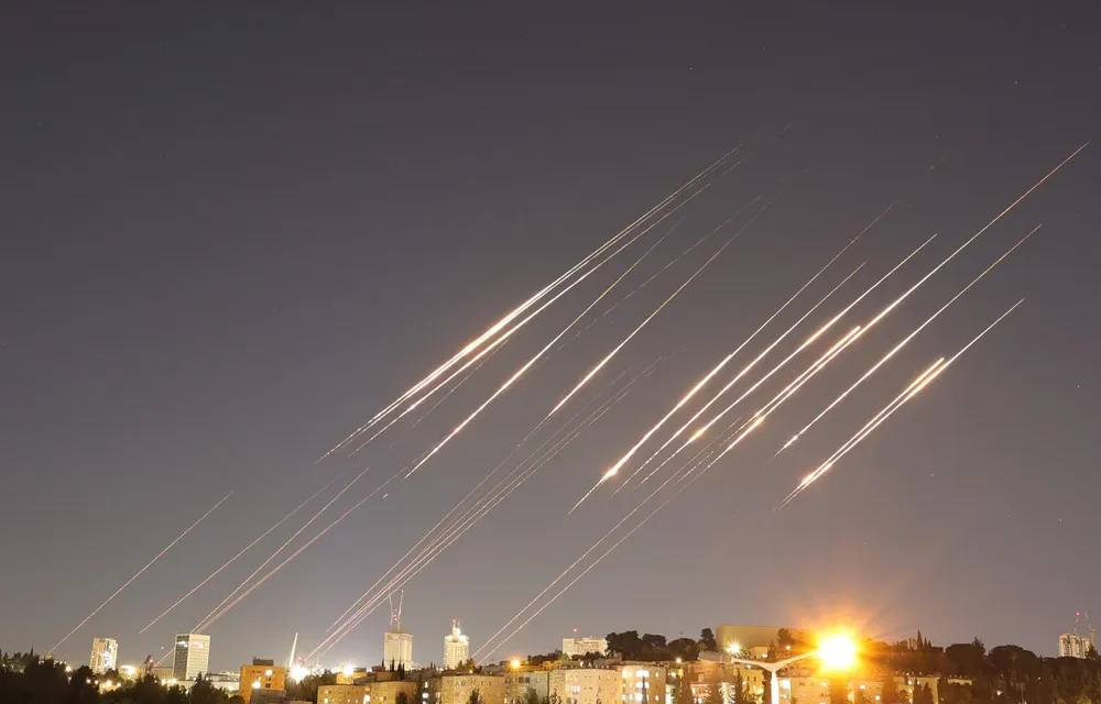 ISRAEL PERSISTE EN SU OFENSIVA AÉREA CONTRA IRÁN, MIENTRAS AGUARDA LA REACCIÓN FINAL DEL AYATOLLAH