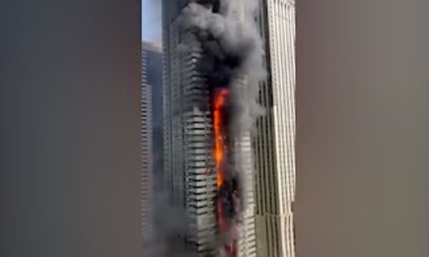 IMPACTANTE INCENDIO EN UN RASCACIELOS DE DUBÁI CON MÁS DE TRES MIL HABITANTES