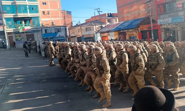 LLALLAGUA AMANECE BAJO RESGUARDO MILITAR TRAS JORNADAS DE VIOLENCIA
