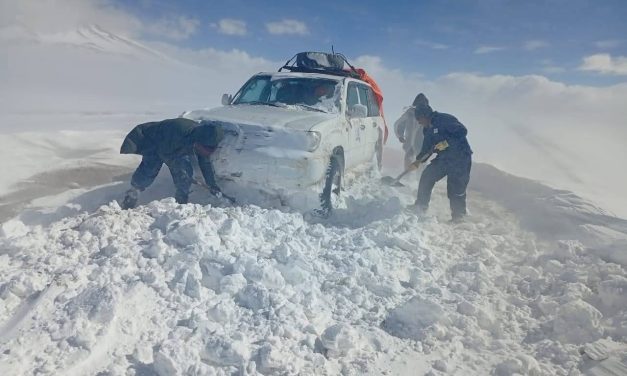 INTENSA NEVADA SORPRENDE Y DEJA ATRAPADOS A VEHÍCULOS DE TURISMO EN POTOSÍ