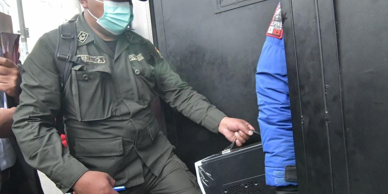 POLICÍA ALLANA OFICINAS DE LA EXVOCAL CLAUDIA CASTRO