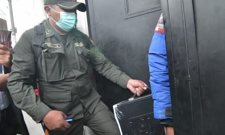 POLICÍA ALLANA OFICINAS DE LA EXVOCAL CLAUDIA CASTRO