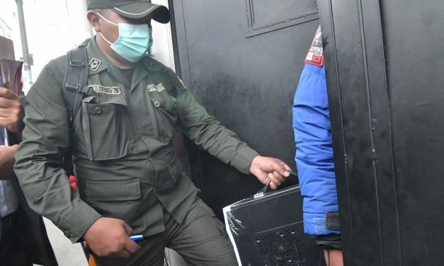 POLICÍA ALLANA OFICINAS DE LA EXVOCAL CLAUDIA CASTRO