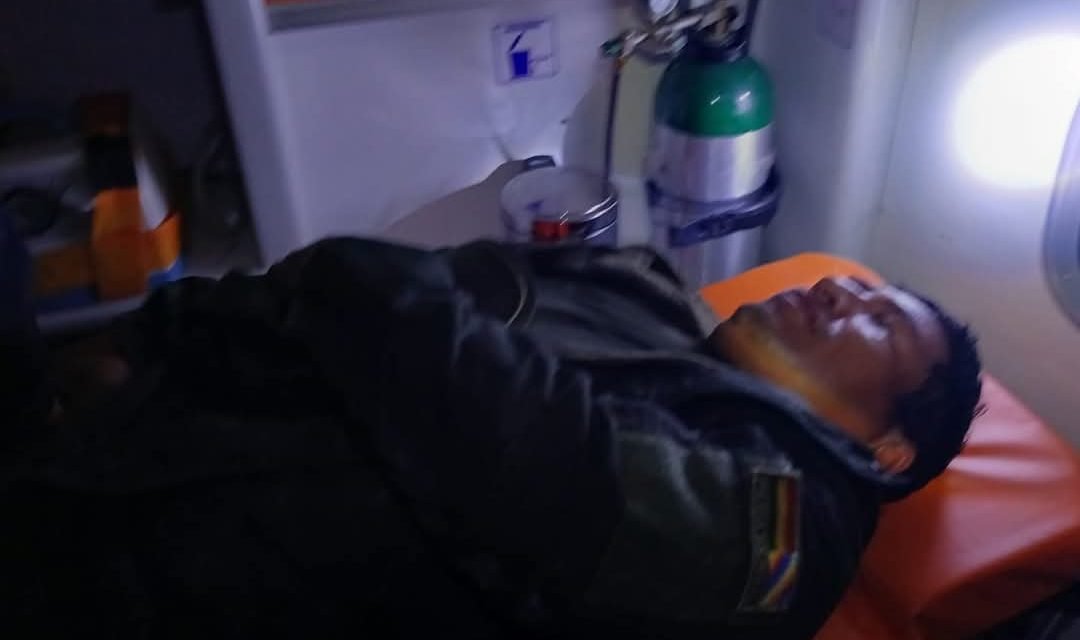 EMPUJAN A UN POLICÍA DESDE UN CERRO Y CAE TRES METROS