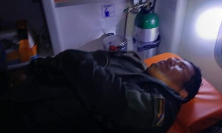 EMPUJAN A UN POLICÍA DESDE UN CERRO Y CAE TRES METROS