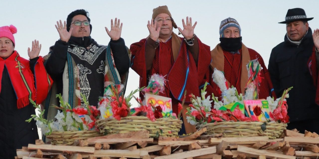 ARCE Y CHOQUEHUANCA RECIBEN EL AÑO NUEVO ANDINO 5533 EN TIAHUANACU