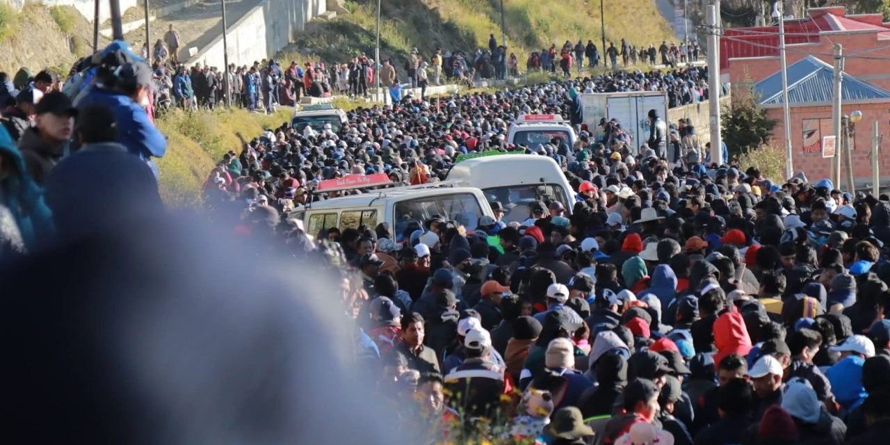 MULTITUDINARIA MARCHA DE CHOFERES BAJAN A LA  PAZ EXIGIENDO PROVISIÓN NORMAL DE COMBUSTIBLE