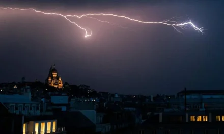 DESTRUCCIÓN EN PARÍS Y TRAGEDIA EN EL SUR DE FRANCIA TRAS  TORMENTA ELÉCTRICA MÁS INTENSA EN AÑOS