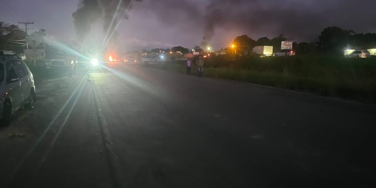 AFINES A EVO BLOQUEAN EL PUENTE DE YAPACANI