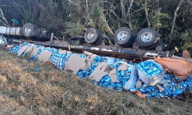 TRÁILER CON CERVEZA VUELCA EN RUTA BIOCEÁNICA Y FALLECE UN BEBE