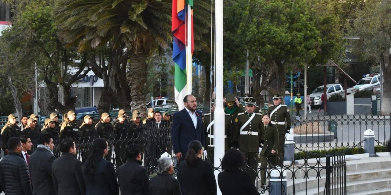 MINISTRO DE GOBIERNO Y COMANDANTE DE LA POLICÍA PARTICIPARON  DE IZAMIENTO DE LA BANDERA EN PLAZA AVAROA