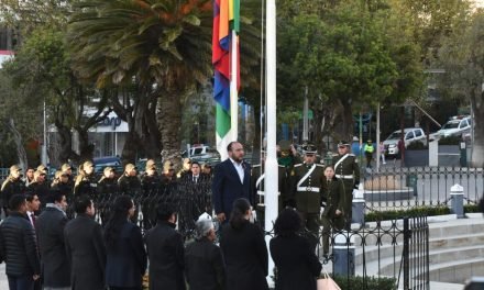 MINISTRO DE GOBIERNO Y COMANDANTE DE LA POLICÍA PARTICIPARON  DE IZAMIENTO DE LA BANDERA EN PLAZA AVAROA