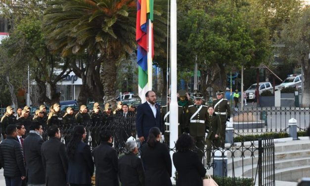 MINISTRO DE GOBIERNO Y COMANDANTE DE LA POLICÍA PARTICIPARON  DE IZAMIENTO DE LA BANDERA EN PLAZA AVAROA