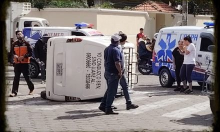 DOS ACCIDENTES CON VUELCO EN LA PLAZUELA BLACUTT Y UNA AMBULANCIA RESULTÓ INVOLUCRADA