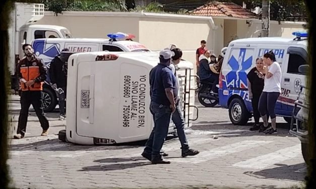 DOS ACCIDENTES CON VUELCO EN LA PLAZUELA BLACUTT Y UNA AMBULANCIA RESULTÓ INVOLUCRADA