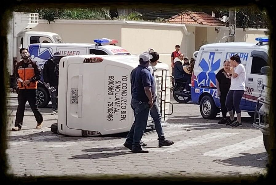 DOS ACCIDENTES CON VUELCO EN LA PLAZUELA BLACUTT Y UNA AMBULANCIA RESULTÓ INVOLUCRADA