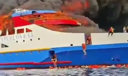 FERRY CON MÁS DE 290 PASAJEROS SE INCENDIÓ Y VARIOS SALTARON AL MAR EN INDONESIA