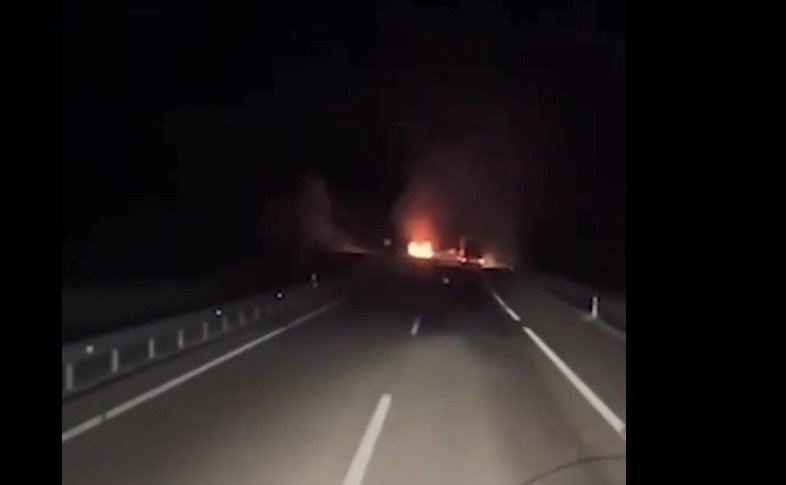 UN CONDUCTOR GRABÓ EL AUTO DE DIOGO JOTA INCENDIÁNDOSE EN LA CARRETERA