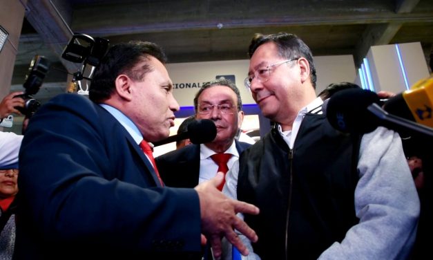 EL PRESIDENTE LUIS ARCE FELICITA A IMPUESTOS POR LA IMPLEMENTACIÓN DEL SIAT EN LÍNEA 