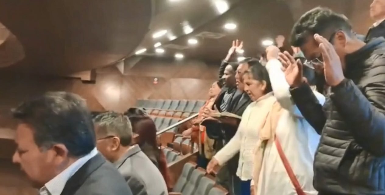 EVANGÉLICOS ORAN EN LA ASAMBLEA LEGISLATIVA PARA SACAR A LOS ‘DEMONIOS’