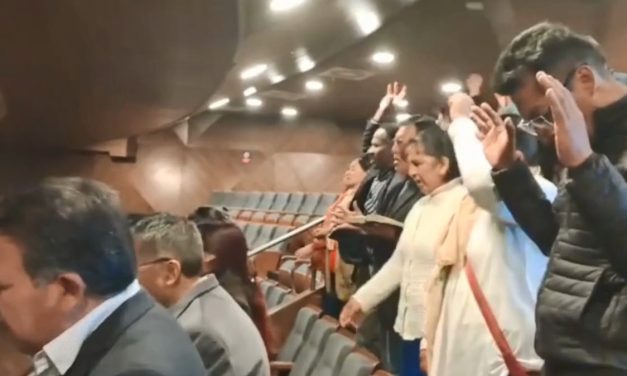 EVANGÉLICOS ORAN EN LA ASAMBLEA LEGISLATIVA PARA SACAR A LOS ‘DEMONIOS’