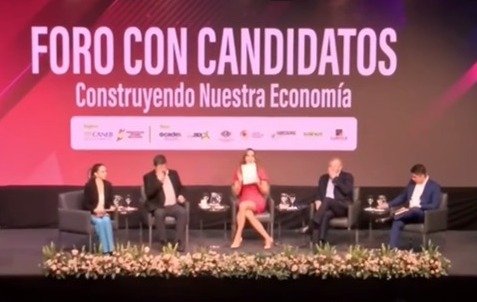 CUATRO CANDIDATOS FIRMAN UN ACUERDO EN PRESENCIA DE UN NOTARIO EN EL FORO DE LA CADEX