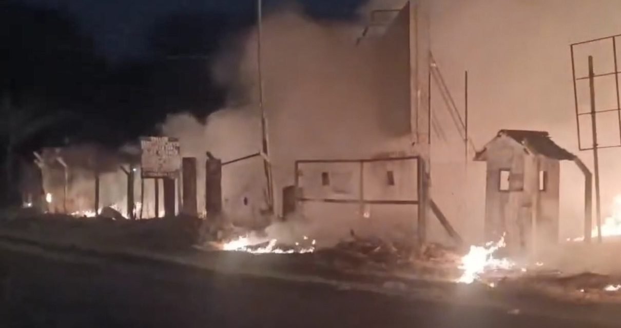 INCENDIO DE PASTIZALES EN TERRENO DE PROYECTO DE MERCADO EN EL QUIOR