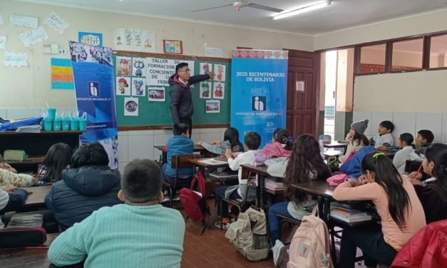 IMPUESTOS DIFUNDE CULTURA TRIBUTARIA A 189 ESTUDIANTES EN SANTA CRUZ