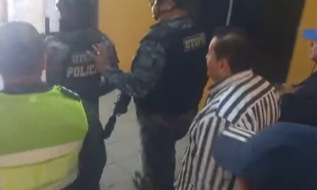 ALCALDE JHONNY FERNÁNDEZ SALE ESCOLTADO TRAS PROTESTA DE GENDARMES MUNICIPALES