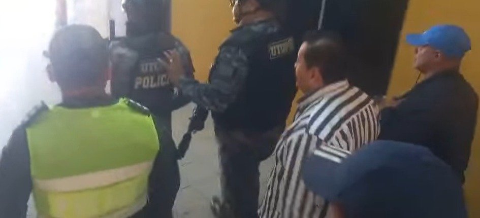 ALCALDE JHONNY FERNÁNDEZ SALE ESCOLTADO TRAS PROTESTA DE GENDARMES MUNICIPALES