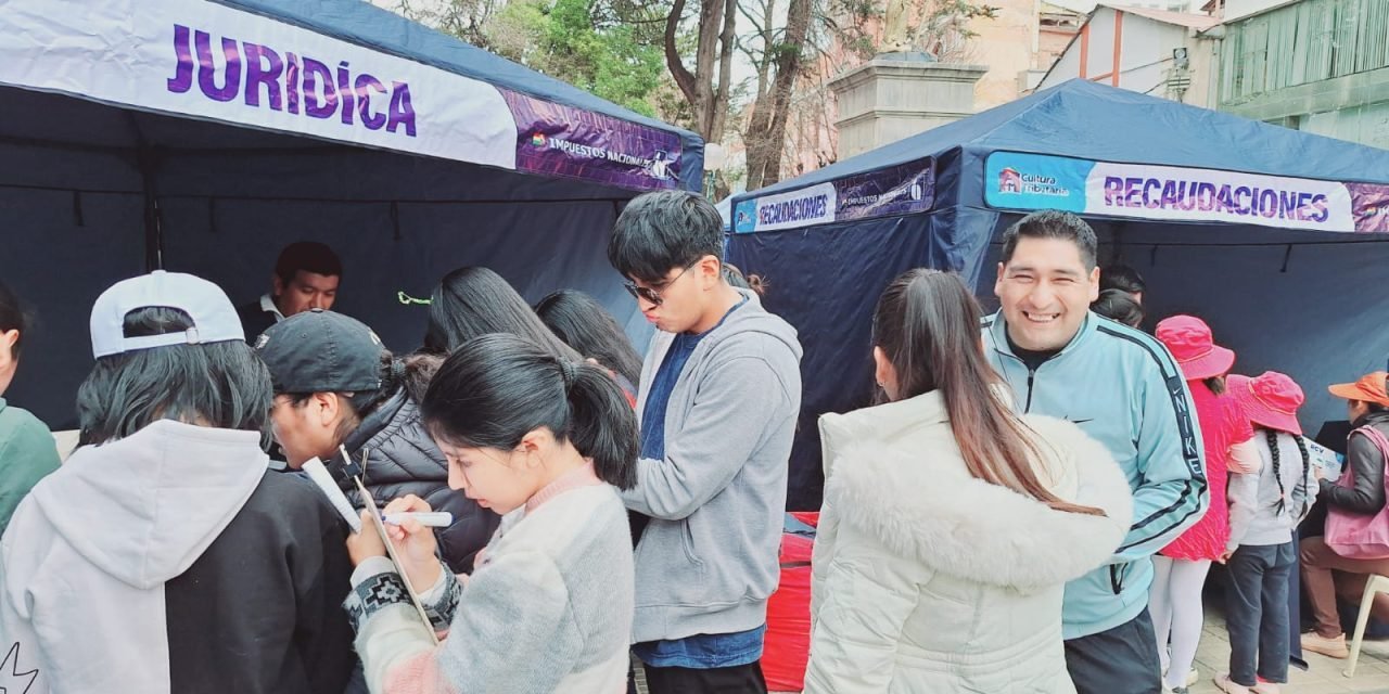 VISITANTES DE FERIA DE CULTURA TRIBUTARIA DESTACAN CUALIDADES DEL SIAT EN LÍNEA DEL SIN   