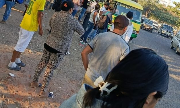 ESCASEAN LOS MICROS POR FALTA DE DIÉSEL OCASIONANDO AGLOMERACIÓN DE PASAJEROS 