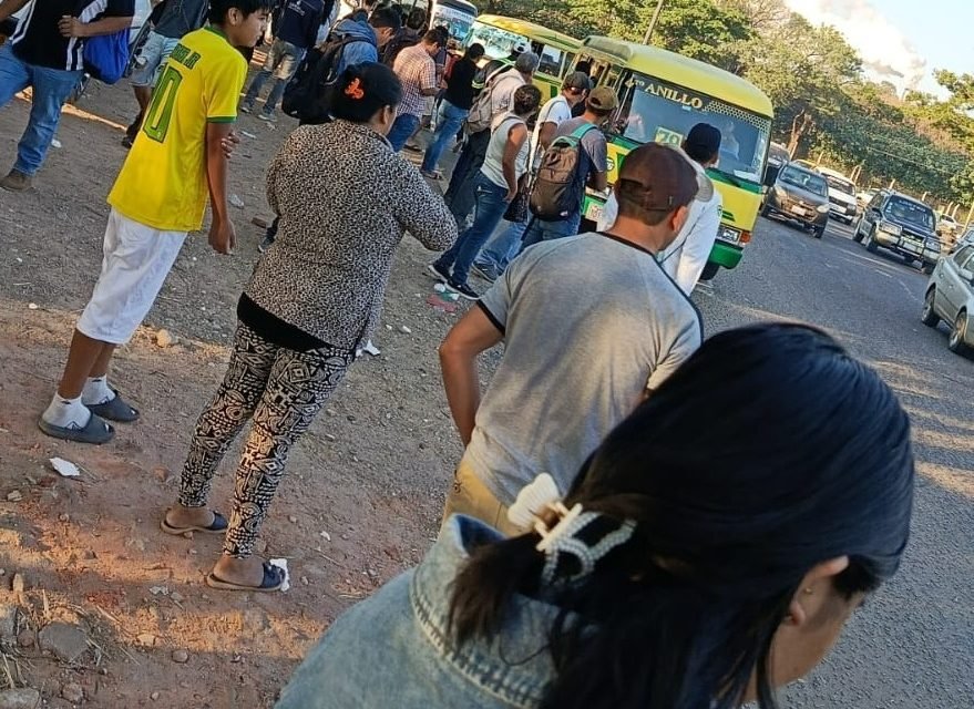 ESCASEAN LOS MICROS POR FALTA DE DIÉSEL OCASIONANDO AGLOMERACIÓN DE PASAJEROS 