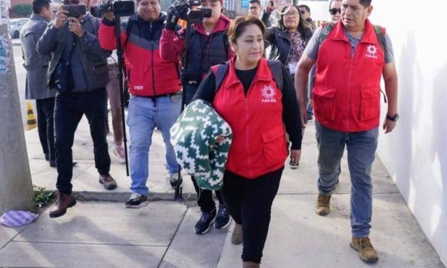 RUTH NINA SE PRESENTA ANTE LA FISCALÍA PARA DECLARAR