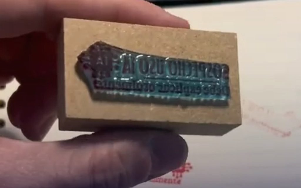 «SOSPECHO USO DE AI» CURIOSO SELLO DE UN DOCENTE PARA CORREGIR TRABAJOS DE SUS ALUMNOS