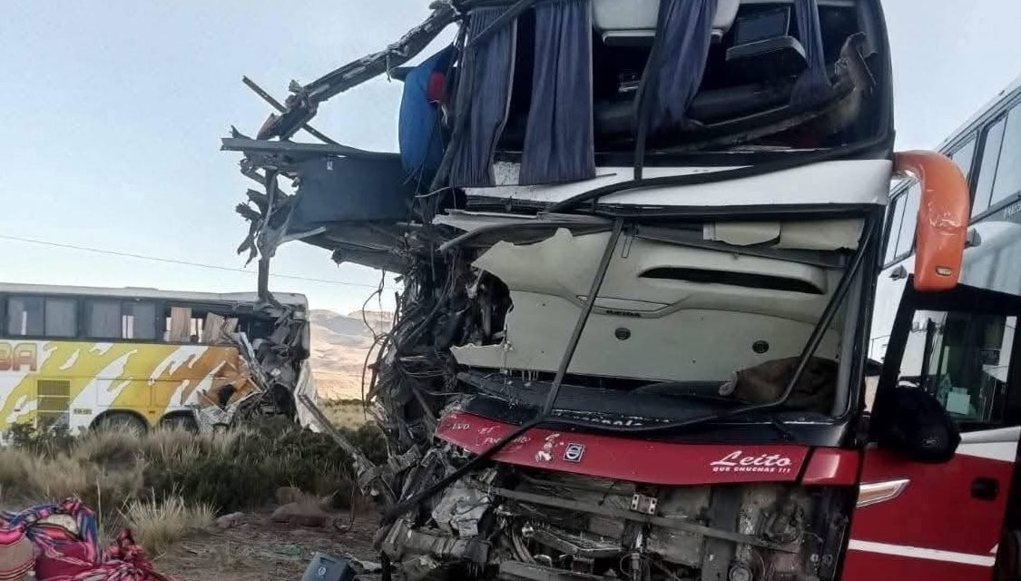 ACCIDENTE ENTRE DOS AUTOBUSES EN LA CARRETERA LA PAZ–POTOSÍ DEJA SEIS HERIDOS