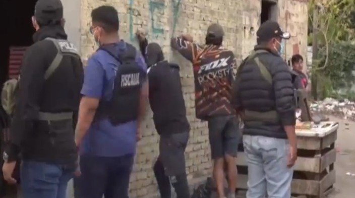 APREHENDEN A TRES PERSONAS POR VENTA DE SUSTANCIAS CONTROLADAS