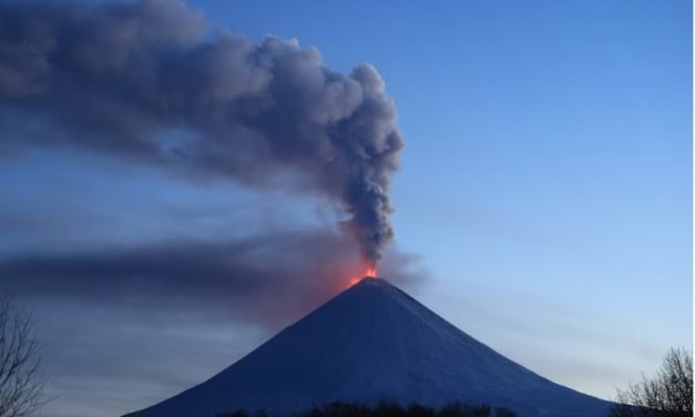 EL VOLCÁN KLYUCHEVSKOY, EN LA PENÍNSULA DE KAMCHATKA, ENTRÓ EN ERUPCIÓN TRAS EL POTENTE TERREMOTO