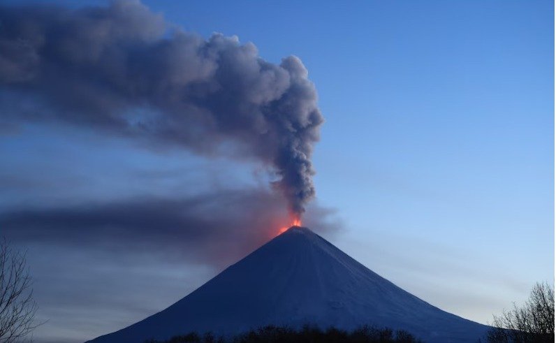 EL VOLCÁN KLYUCHEVSKOY, EN LA PENÍNSULA DE KAMCHATKA, ENTRÓ EN ERUPCIÓN TRAS EL POTENTE TERREMOTO