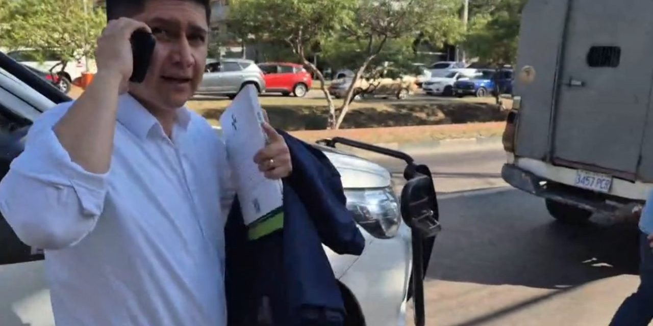 MEDRANO NO LOGRÓ INGRESAR AL FORO CONVOCADO POR CÍVICOS