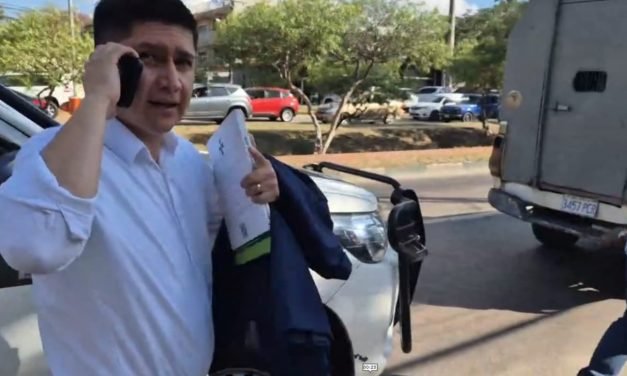 MEDRANO NO LOGRÓ INGRESAR AL FORO CONVOCADO POR CÍVICOS