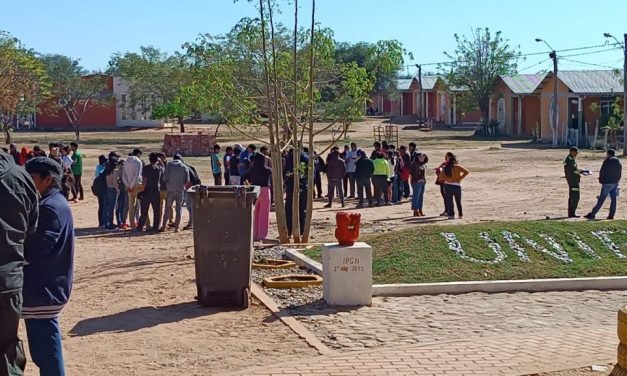 COMUNIDAD ESTUDIANTIL DE UNIBOL GUARANÍ INICIA BLOQUEO EN RUTA 9 EXIGIENDO DESTITUCIÓN DE LA RECTORA