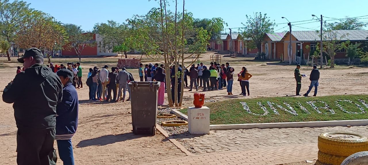 COMUNIDAD ESTUDIANTIL DE UNIBOL GUARANÍ INICIA BLOQUEO EN RUTA 9 EXIGIENDO DESTITUCIÓN DE LA RECTORA