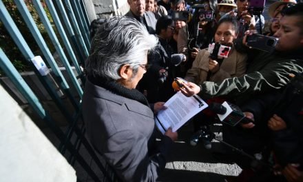 ABOGADO ENTREGA CARTA AL TSE PIDIENDO RESTITUCIÓN DE LA SIGA DEL MAS IPSP