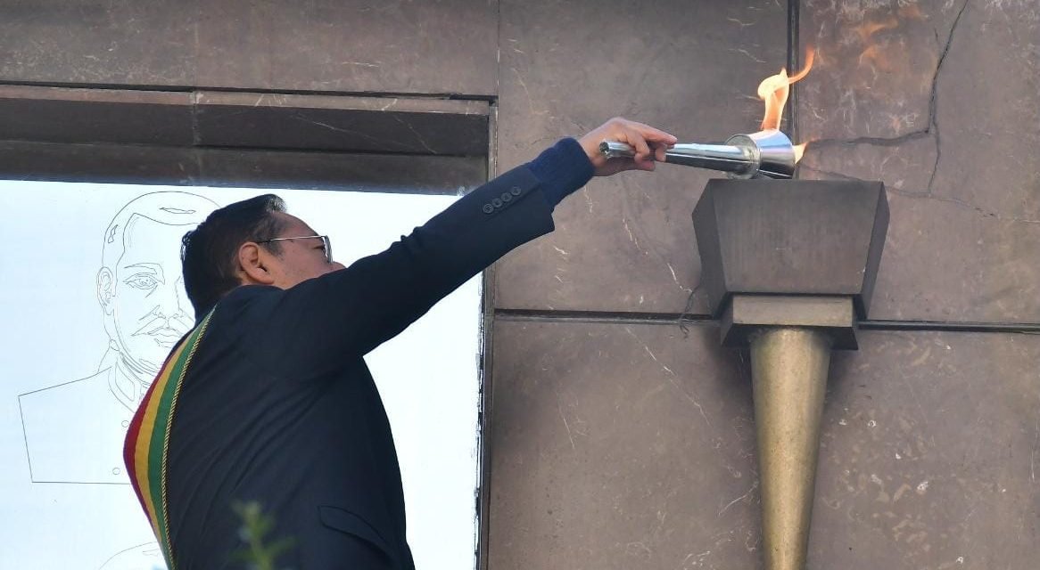EL PRESIDENTE LUIS ARCE IZA LA BANDERA PACEÑA Y ENCIENDE LA TEA DE MURILLO